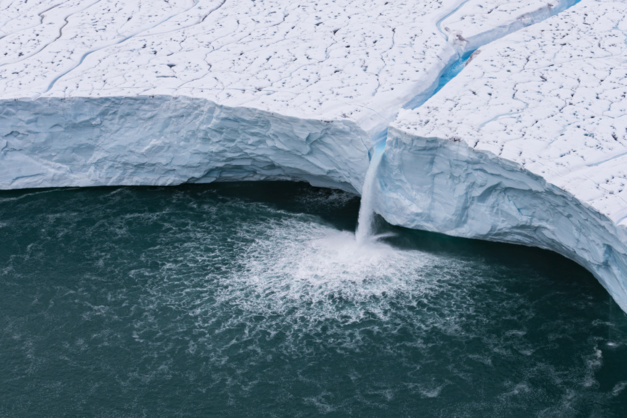 Cascade sur le glacier Brasvellbreen, sud de l'île de Nordaustlandet, archipel du Svalbard, Norvège © Yann Arthus-Bertrand