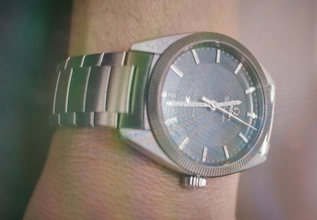 Murder Mindfully : Tom Schilling porte une Omega Globemaster en acier