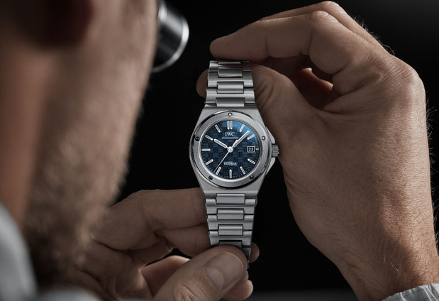 IWC présente son Ingenieur Automatic 40 avec un beau cadran bleu