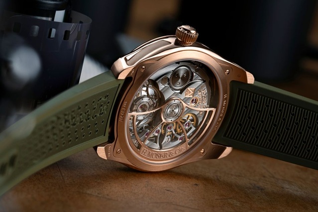 Moser Pioneer Tourbillon Burgundy : tourbillon sport-chic