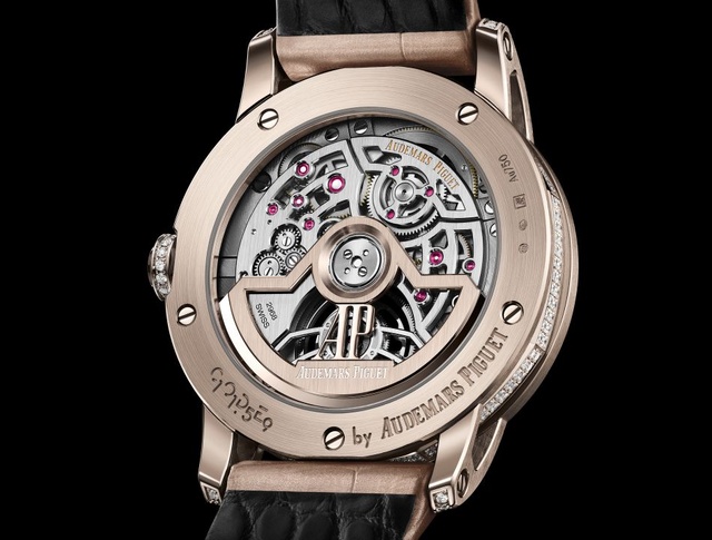 La Code 11.59 by Audemars Piguet 38 mm arrive en sand gold avec tourbillon volant