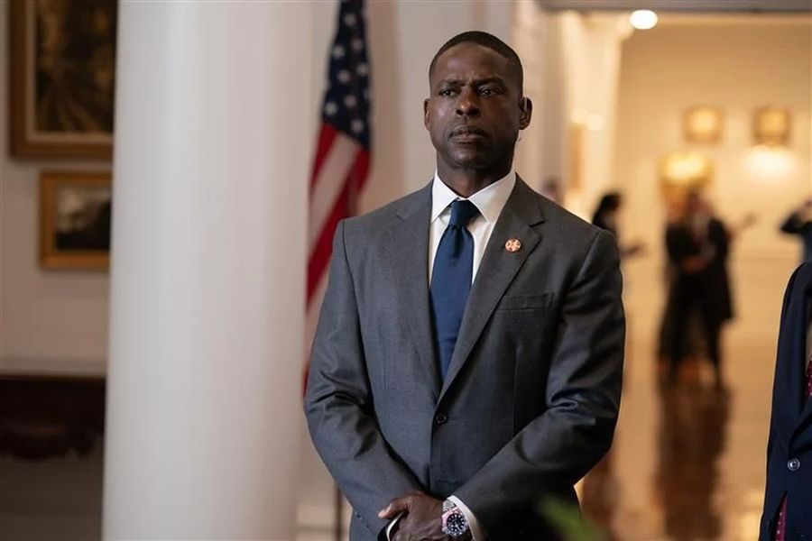 Paradise : Sterling K. Brown porte une Rolex GMT II Pepsi en acier