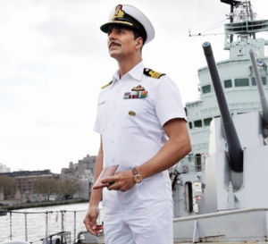 Rustom : Akshay Kumar porte une Perrelet Dipteros