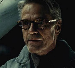 Batman v Superman, l'aube de la justice : Jeremy Irons porte une Breitling for Bentley