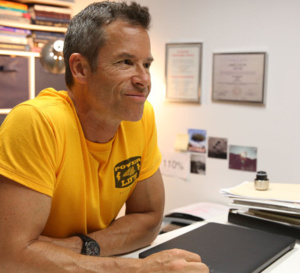 Results : Guy Pearce porte une TAG Heuer Grand Carrera Calibre 17 RS2