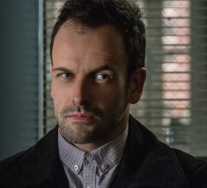 Elementary : Jonny Lee Miller porte une Franck Muller Classic en or