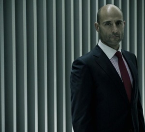 Welcome to the punch : Mark Strong porte une Omega Speedmaster triple date