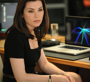 The good wife : Julianna Margulies porte une Tank en or de chez Cartier