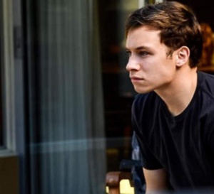 Animal Kingdom : Finn Cole porte une Patek Philippe 5146/1G en or blanc