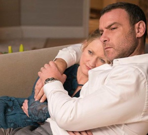 Ray Donovan : Paula Malcomson porte une Tank en or de chez Cartier