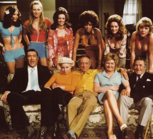 Carry on girls : Sid James porte un chrono Breitling Top Time