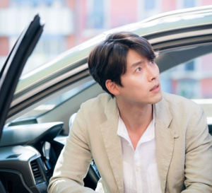 Memories of the Alhambra : Hyun Bin porte une Navitimer Breitling en or rose