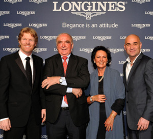 Jim Courier reçoit le Longines Prize for Elegance des mains d’Andre Agassi