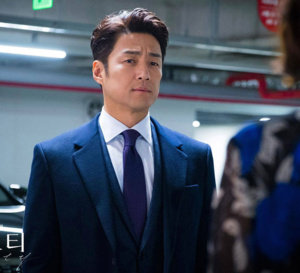 Misty : Ji Jin-hee porte un chrono Tiffany CT60 en or rose