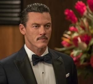 Murder Mystery : Luke Evans porte un chrono Breitling Superocean Heritage II