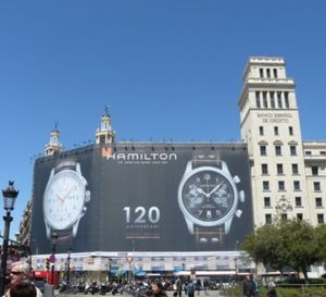 Pour ses 120 ans, la marque Hamilton s’affiche en panneau géant sur la plaça de Catalunya de Barcelone