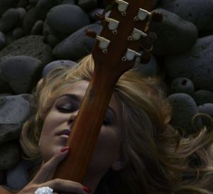 Melody Gardot voit « La vie en rose » avec Piaget