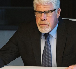 Hand of god : Ron Perlman porte une Portugaise IWC en or rose