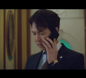 Chief of staff : Lee Jung-Jae porte une montre Jaeger-LeCoultre Reverso en or jaune