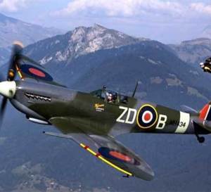 Breitling : Jetman partage un vol avec le mythique Spitfire