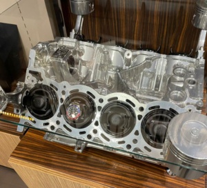 Misterchrono : une table basse dotée d'un moteur Nissan transformé en watchwinder !