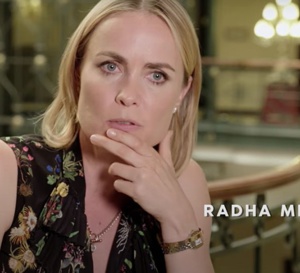 The Romanoffs : Radha Mitchell porte une Panthère de chez Cartier