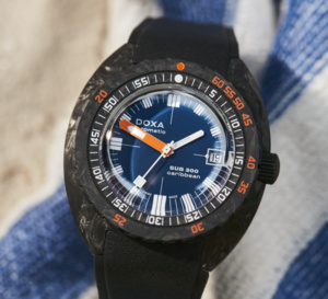 Doxa Sub 300 carbone forgé COSC : boitiers noirs pour cadrans de couleurs