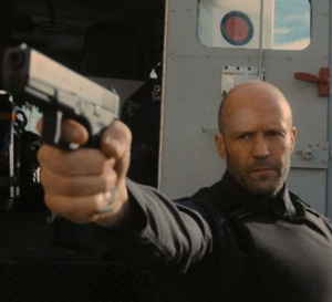 Un homme en colère : Jason Statham porte une IWC Montre d'Aviateur Double Chrono Top Gun