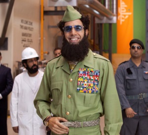 The dictator : Sacha Baron Cohen porte une Pasha de Cartier en or jaune