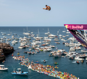 Mido partenaire du Red Bull Cliff Diving : "plongeuse" et plongeurs de haut vol