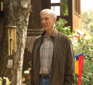 Six feet under : James Cromwell porte une Rolex Daytona en or jaune sur bracelet cuir