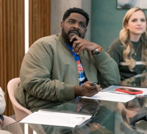 Loot : Ron Funches porte un chronographe Omega Seamaster Planet Ocean