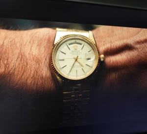 Shantaram : Luke Pasqualino porte une Rolex Daydate en or jaune