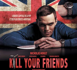 Kill your friends : Nicholas Hoult porte une Omega Seamaster