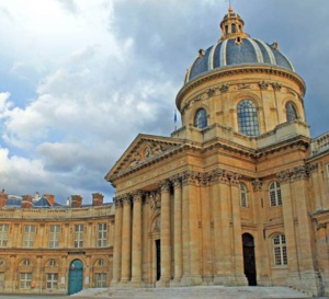 Un nouveau cadran solaire dans la cour d'honneur de l'Institut de France