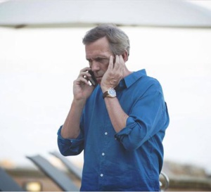 The Night Manager : Hughes Laurie porte un chrono Spitfire IWC en or rose