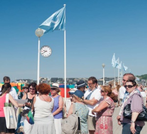 Deauville : deux horloges Mondaine sur les Planches